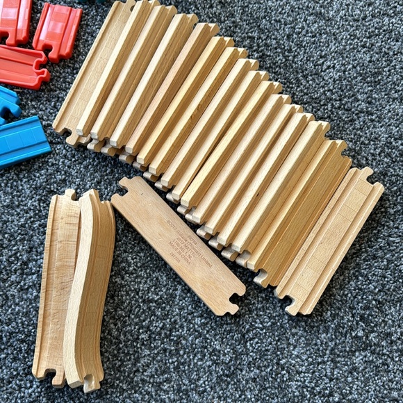 96 piece Thomas & Friends wooden railway track set - Picture 3 of 10